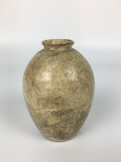 null CHINE Vase en céramique émaillée blanche à col étranglé. XVIIe siècle. H : 11,5...
