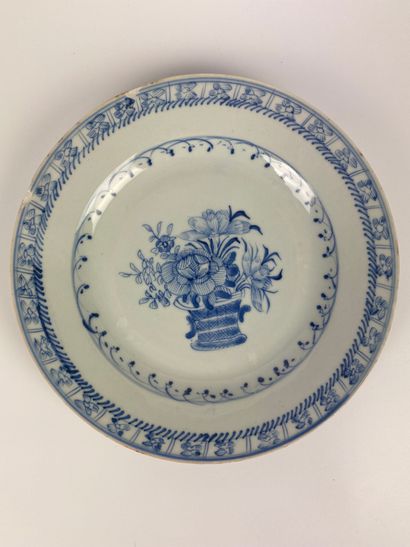 null CHINE Six assiettes en porcelaine blanc-bleu à décor d'un panier fleuri. XVIIIe...
