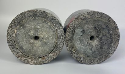 null Pair of circular granite SOCLES. 19th century. H : 12 cm Diameter : 19 cm (...