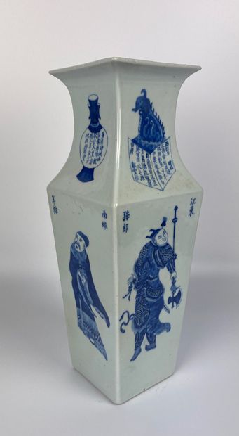 null CHINE Vase en pocelaine bleu-blanc à pans coupés à décor de personnages et de...