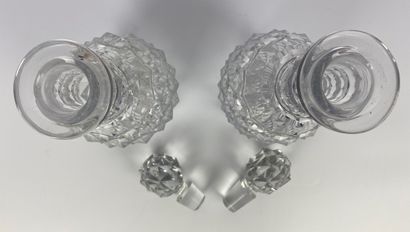 null PAIR OF CARAFES in crystal. Charles X period. H : 27,5 cm and 28,5 cm (small...