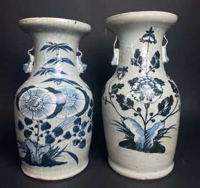 CHINE Paire de vases balustre en porcelaine...