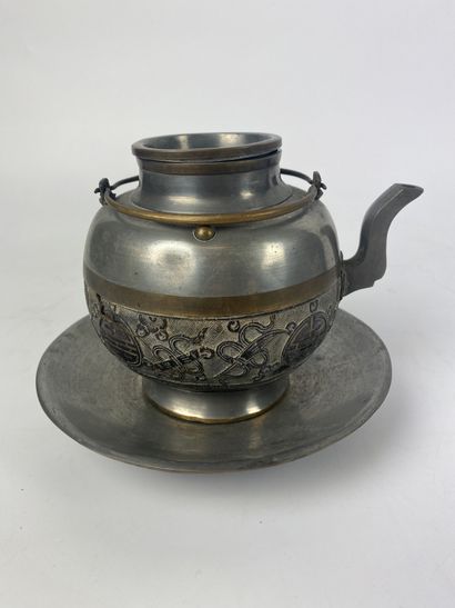 null CHINA Teapot and its pewter stand decorated with a lacquered border. 19th century...