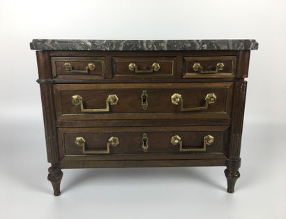 null MAHOGANY COMMODE opening by five drawers on three rows and resting on feet toupies....