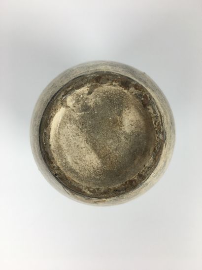 null CHINE Vase en céramique émaillée blanche à col étranglé. XVIIe siècle. H : 11,5...