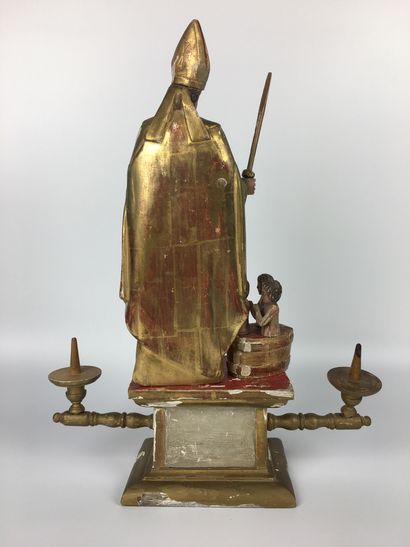 null PIQUE-CIERGE en bois doré et laqué représentant Saint Nicolas. XIXe siècle H:...