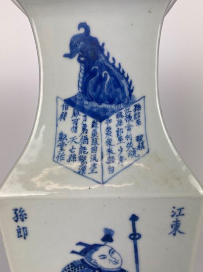 null CHINE Vase en pocelaine bleu-blanc à pans coupés à décor de personnages et de...