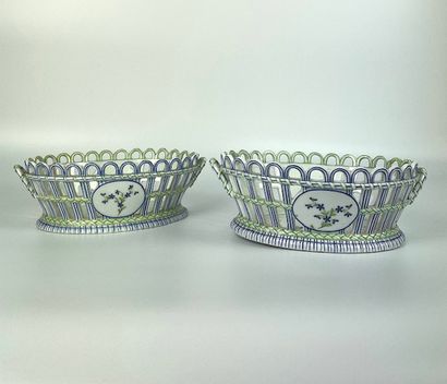null NIDERVILLER Pair of porcelain baskets decorated with barbs (small accident to...