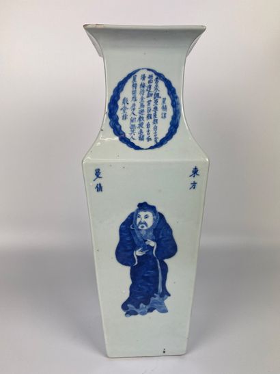 null CHINE Vase en pocelaine bleu-blanc à pans coupés à décor de personnages et de...