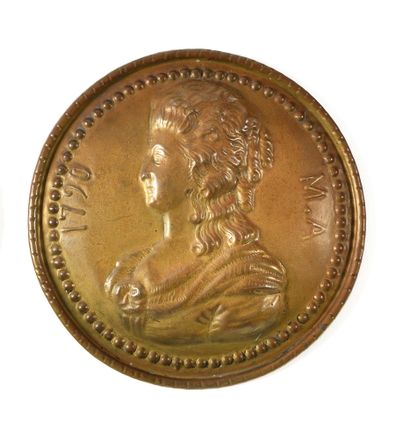 null Deux médaillons à suspendre. En cuivre estampé, représentant Louis XIV et Marie-Antoinette....