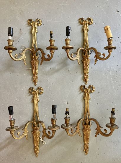null Suite de 4 appliques en bronze doré et ciselé, à décor de noeud.

Style Louis...