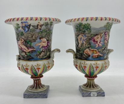 null Paire de vases médicis en porcelaine, Capo di Monte, à décor de personnages...