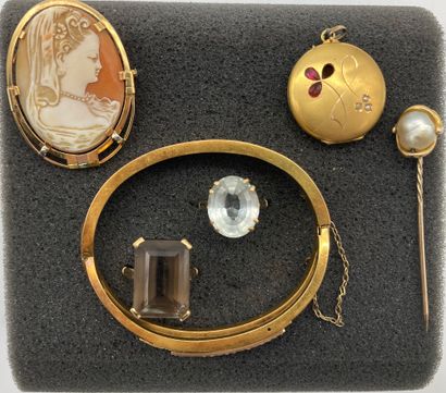  ENSEMBLE DE BIJOUX en or 
comprenant : 
- deux bagues 
- un bracelet 
- un pendentif...