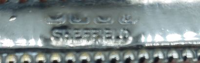null SHEFFIELD.ENSEMBLE DE DEUX PAIRES DE BOUGEOIRS en métal argenté anglais, fût...