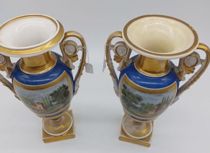 null PARIS

Paire de vases en porcelaine polychrome à décor émaillé d'un paysage...