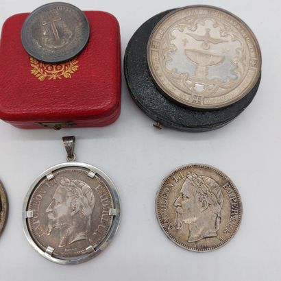null Ensemble de pièces en argent : 



- 5 francs, Napoléon III, 1868

- 5 francs...