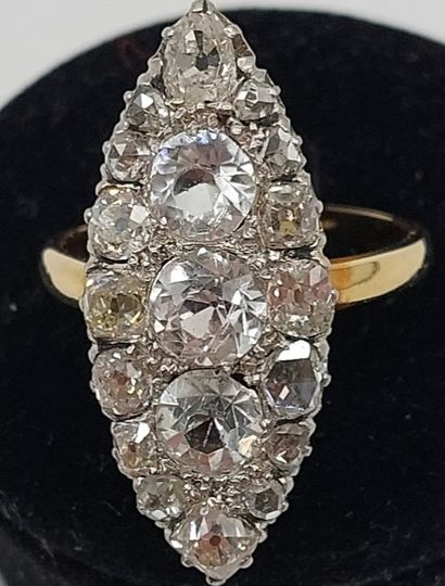 null GRANDE BAGUE MARQUISE en or 18k, 3 pierres centrales, pourtour en diamants

PB:...