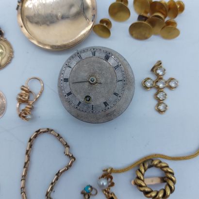  Lot d'or comprenant pendentifs, bagues, croix, broches, boutons, boucle d'oreilles…...