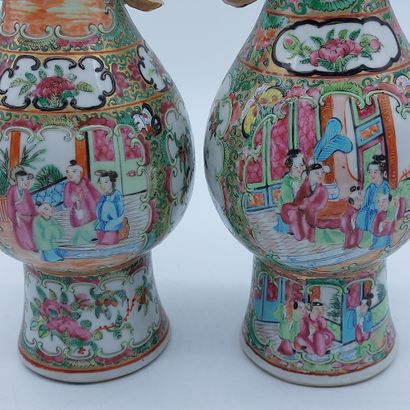 null CHINE. Paire de vases à décor de personnages inscrits dans des médaillons, réhauts...
