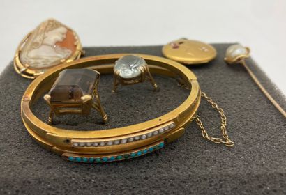  ENSEMBLE DE BIJOUX en or 
comprenant : 
- deux bagues 
- un bracelet 
- un pendentif...