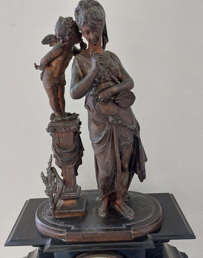 null PENDULE en marbre régul sculpté et ciselé à décor d'une femme et un angelot

H...