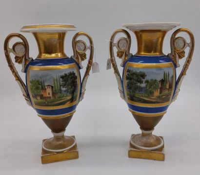 PARIS 
Paire de vases en porcelaine polychrome...