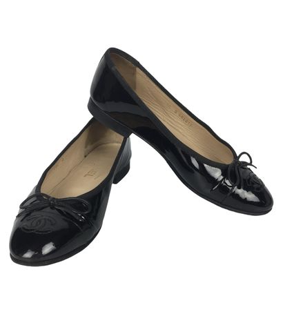 CHANEL Pair of black patent leather ballerinas....