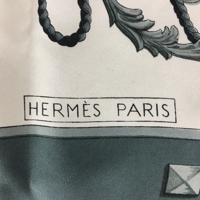  HERMES PARIS Foulard en soie à décor de clés. Petites taches.