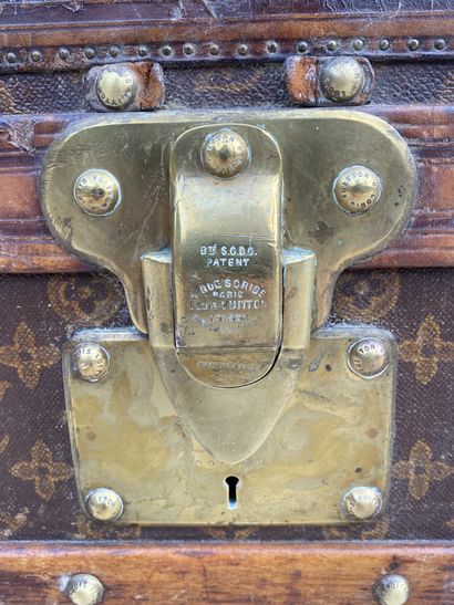  LOUIS VUITTON Malle cabine en toile Monogram (traces d’usage, manque la clé), chiffre...