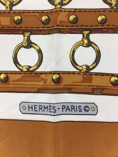  HERMES Foulard en soie titré Aux Champs Dans sa boîte (taches)