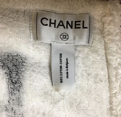 null CHANEL Grande serviette de plage en coton peigné blanc et noir au sigle de la...