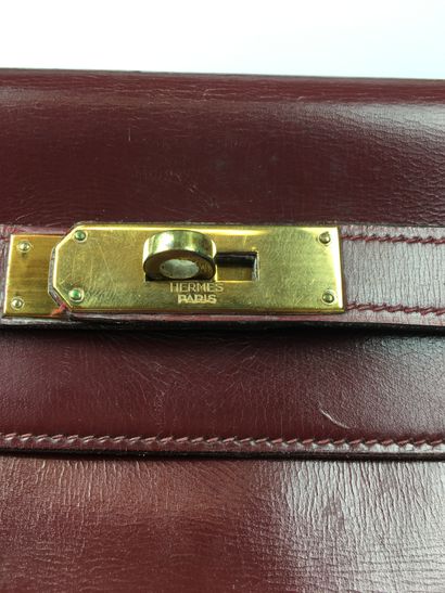 null HERMES PARIS Kelly bag 28 cm in bordeaux box, gilded metal hardware, key and...