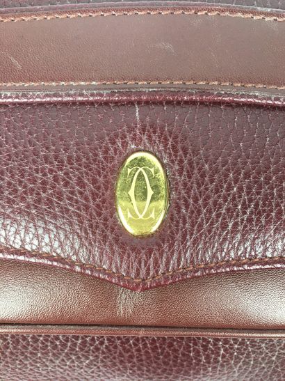 null CARTIER Pochette en cuir bordeaux. 15 x 27 cm. (Griffures).