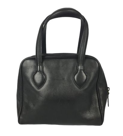 null YVES SAINT LAURENT Sac à main en cuir noir orné de deux coeurs stylisés. 20...