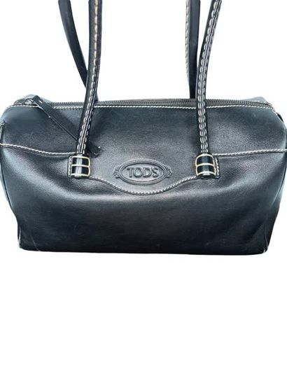 null TOD'S Black leather bag with white stitching. H: 15 cm L: 30 cm Small wear to...
