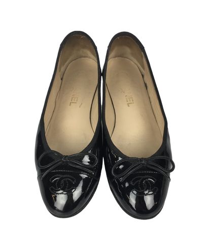  CHANEL Pair of black patent leather ballerinas. S. 37 (Resoles).