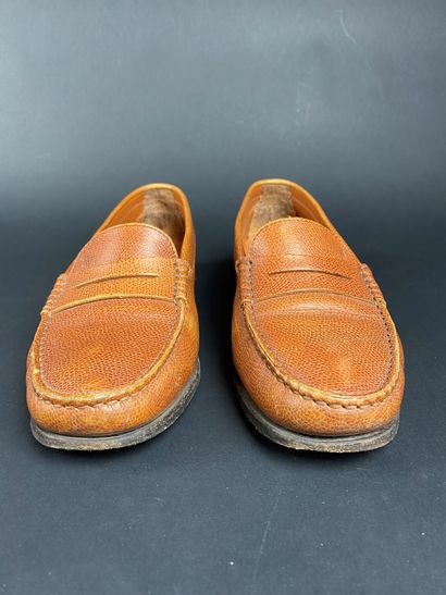 null TODS Pair of camel leather moccasins in lizard style. Box and bag. Average condition....
