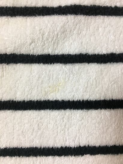  CHANEL Grande serviette de plage en coton peigné blanc et noir au sigle de la maison....