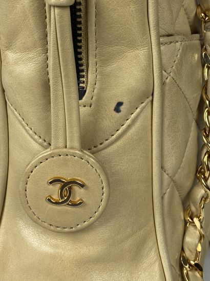 null CHANEL Beige quilted leather bag Worn double handles chain and leather shoulder...