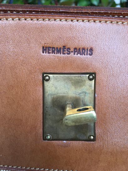  HERMES PARIS Circa 1970 Sac de voyage haut à courroie 40 cm Toile "H", veau Barénia...