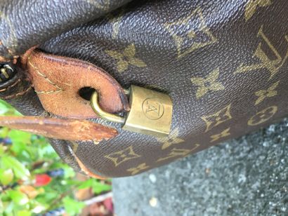 null LOUIS VUITTON Speedy bag in monogrammed canvas, natural leather handles. Padlock....