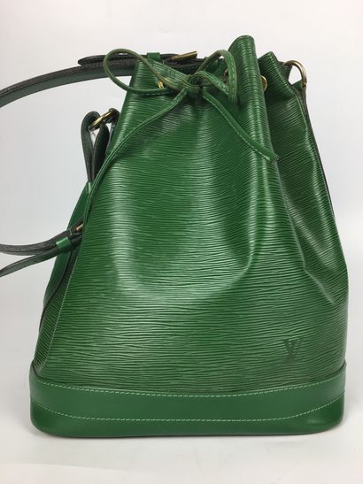 null LOUIS VUITTON Modèle Grand Noé. Sac seau en cuir épi vert avec bandoulière réglable....