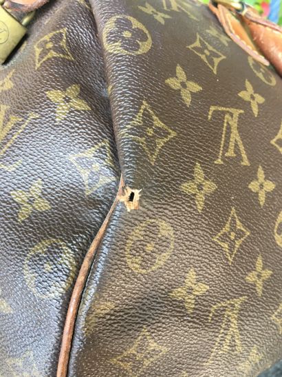 null LOUIS VUITTON Speedy bag in monogrammed canvas, natural leather handles. Padlock....