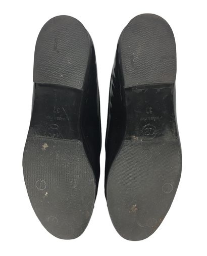  CHANEL Pair of black patent leather ballerinas. S. 37 (Resoles).