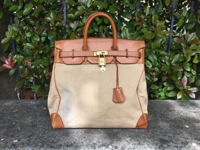 null 
HERMES PARIS Circa 1970

High travel bag with strap 40 cm

H" canvas, natural...