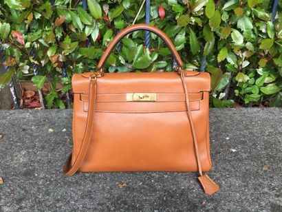 null 
HERMES PARIS 1990

Handbag model "Kelly" 32 cm in leather Courchevel gold,...