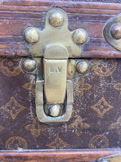 null LOUIS VUITTON Malle cabine en toile Monogram (traces d’usage, manque la clé),...