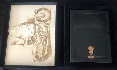 Un livre dans son coffret « L'Histoire Harley Davidson » Edition d'art JP Barthélémy....