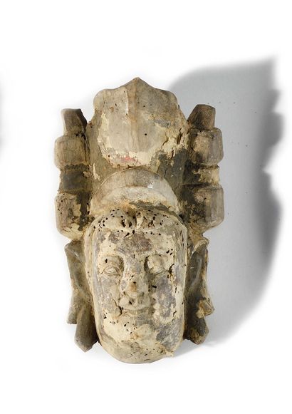 null TROIS OBJETS EN BOIS SCULPTE, l’une représentant un masque de divinité féminine,...