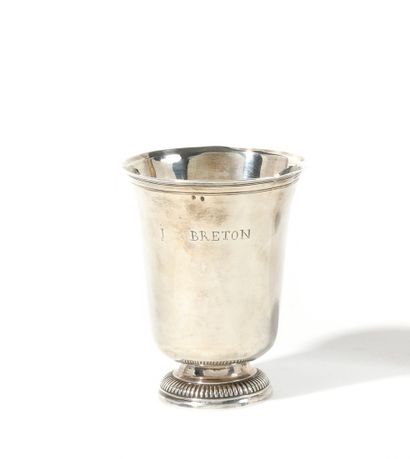 null TIMBALE TULIPE en argent uni, le col fileté gravé «J. BRETON», posant sur un...